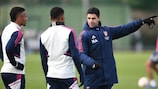  Arsenal manager Mikel Arteta talks to Gabriel Jesus and Reiss Nelson during training on Tuesday