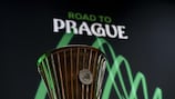 Le trophée qui sera mis en jeu à Prague.