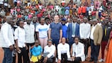Auf seiner Afrikareise besuchte UEFA-Präsident Aleksander Čeferin die Aliguma Foundation, deren Projekte auf den Fußball setzen, um das Leben junger Menschen in Uganda zu verbessern.