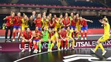 La Spagna ha battuto ile l'Ucraina festeggiano insieme al termine della finale