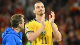 Zlatan Ibrahimović aplaude os adeptos no final do Suécia-Bélgica