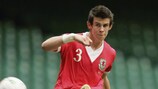 Gareth Bale marca con Gales ante Eslovaquia en 2006
