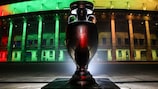 El trofeo del Campeonato de Europa de la UEFA expuesto en Berlín