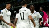  Marco Asensio es felicitado por su gol en la ida