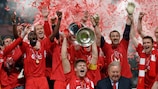 Il capitano del Liverpool, Steven Gerrard, solleva il trofeo nel 2005
