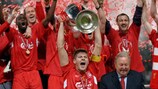 Steven Gerrard ergue o troféu da Champions League em 2005