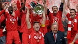 Steven Gerrard fête son sacre en Champions League à Istanbul