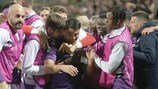 Los jugadores de la Fiorentina festejan el gol de Sottil