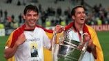 Morientes y Raúl, con el trofeo de la Copa de Europa