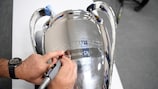 O nome do Manchester City é acrescentado ao troféu pela primeira vez