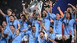 O Man City festeja com o troféu ganho em 2023