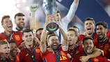 Veja a Espanha erguer o troféu