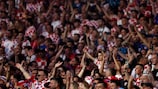  Aficionados croatas animan durante el partido final de la UEFA Nations League 2022/23 entre Croacia y España en De Kuip el 18 de junio de 2023 en Róterdam, Países Bajos.