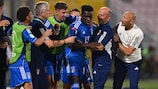Italia celebra el gol de Michael Kayode