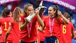 L’Espagnole María Valle López embrasse le trophée après la finale 2022 du Championnat d’Europe féminin des moins de 19 ans de l’UEFA.