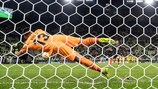 Gerónimo Rulli defende o penálti de David De Gea e dá a vitória ao Villarreal na UEFA Europa League
