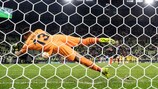 Gerónimo Rulli saves from David De Gea to win the UEFA Europa League for Villarreal