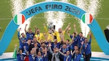 A Itália celebra na posse do troféu