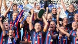 Alexia Putellas, do Barcelona, ergue o troféu da UEFA Women's Champions League 