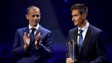 Miroslav Klose recebe o Prémio Presidente da UEFA das mãos de Aleksander Čeferin em 2022