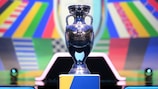 O troféu do Campeonato da Europa exibido durante o sorteio da qualificação
