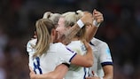 Inglaterra celebra el gol de Lauren Hemp