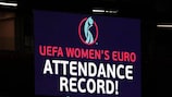O ecrã gigante exibe o novo recorde para um só jogo, que aconteceu no jogo inaugural  do Women's EURO 2022