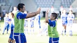 Luís Figo feiert einen Treffer mit seinem jungen Teamkollegen.