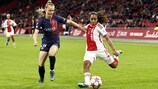 La défenseure de l'Ajax Ashleigh Weerden en duel avec Jade Le Guilly (Paris)