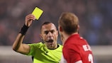 Марко Гуида предъявляет желтую карточку в Лиге чемпионов УЕФА