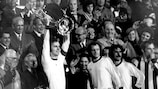 Franz Beckenbauer levanta una de las tres Copas de Europa que ganó con el Bayern