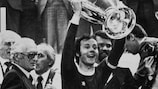 Franz Beckenbauer ergue o troféu após o segundo triunfo do Bayern, em 1975