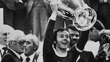 Franz Beckenbauer levanta la Copa de Europa en 1975