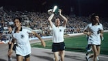 Horst Hrubesch avec le trophée après la victoire finale de l'Allemagne de l'Ouest