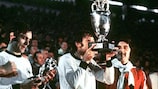 Antonín Panenka besa el trofeo en la final del Campeonato Europeo de 1976