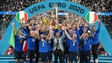 A Itália ergue o troféu no EURO 2020
