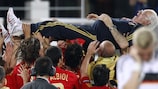 Luis Aragonés el día que dirigió a España en la conquista de la EURO 2008, a la edad de 69 años y 336 días.