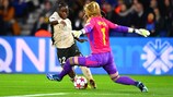 Tabitha Chawinga (Paris Saint-Germain) face à  Regina Van Eijk (Ajax), lors du match de la phase de groupes de l'UEFA Women's Champions League entre le Paris Saint-Germain et l'AFC Ajax au Parc des Princes, le 24 janvier 2024