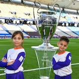 Von der NGO Bonyan unterstützte Kinder mit dem Pokal der UEFA Champions League vor dem Endspiel der UEFA Champions League 2022/23 zwischen Manchester City und Inter Mailand.