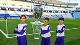Les enfants de l’organisation Bonyan posent avec le trophée de l’UEFA Champions League avant la finale de l’UEFA Champions League 2022/23 entre le Manchester City FC et le FC Internazionale Milano.