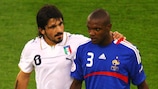  Gennaro Gattuso y Éric Abidal (d) durante el último encuentro oficial entre Italia y Francia, en la EURO 2008.