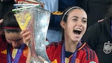 Aitana Bonmatí con el trofeo de la UEFA Women's Nations League