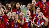 Irene Paredes solleva il trofeo della UEFA Women's Nations League 2024 
