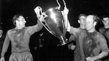 Bobby Charlton (à direita) e Shay Brennan lideram o Manchester United na volta de honra após ganharem a Taça dos Clubes Campeões Europeus, em 1968