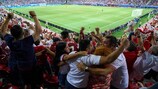 Adeptos celebram durante o jogo entre Manchester City e Sevilha, relativo à Supertaça Europeia da UEFA de 2023