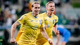 Mykhailo Mudryk (à esquerda) festeja depois de marcar o golo da vitória da Ucrânia