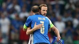 Harry Kane e Giorgio Chiellini dão um abraço antes da final do EURO 2020