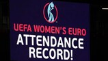 L'annuncio nel maxischermo del nuovo record per spettatori in una singola partita scritto nella prima giornata di Women's EURO 2022 UEFA via Getty Images