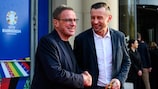 Ralf Rangnick, sélectionneur de l’équipe d’Autriche, et Ivica Olić, entraîneur assistant de l’équipe de Croatie, lors de l’atelier des équipes finalistes de l’UEFA EURO 2024.