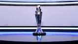 Le trophée exposé lors du tirage au sort de l'UEFA Nations League à Paris